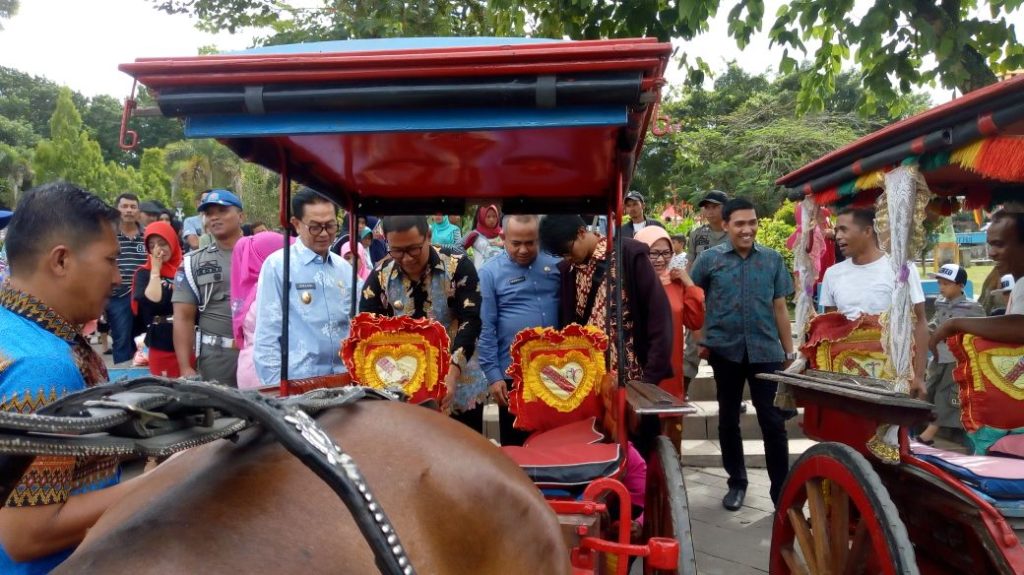 Sosialisasikan Jaga Kebersihan, Walikota Bukittinggi Bagikan Baju Gratis