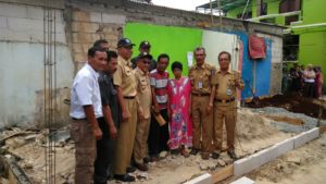 Aksi Peduli Warga Bedah Rumah,  Walikota Depok Lakukan Peletakan Batu Pertama