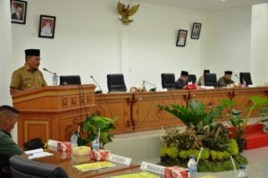 Wakil Bupati Tanah Datar Berikan Tanggapan Pada Sidang Paripurna DPRD.