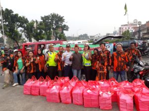 Indahnya Berbagi : Pimpinan Anak Cabang Pemuda Pancasila Pasar Minggu Bagi-bagi Takjil