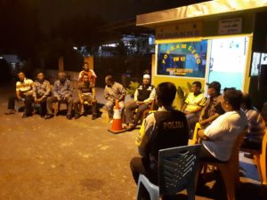 Aktivitas Polisi Pekanbaru, Keliling Bangunkan Warga untuk Sahur