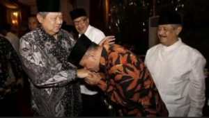 Saat Gatot Nurmantyo Cium Tangan SBY