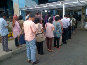 Silakan Antre dan Siapkan Uang Pas