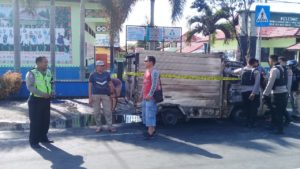 Mobil Box Mini Terbakar Di Jalan RTA milono