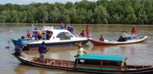 Kapal Material Bangunan Tabrak Perahu Angkut Sawit di Kobar