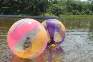 Ada Water Ball di Objek Wisata Ampang Kamang Dharmasraya