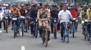 Naik Sepeda Tanpa Rem, Jokowi Sudah Rencanakan Tabrak Trotoar
