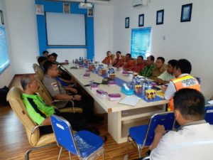 Jalan Kabupaten Katingan Rusak, Warga Perbaki Dengan Swadaya