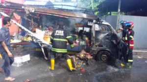 Mobil Cary Angkut Buah Hangus Terbakar di Jalanan Palangka Raya
