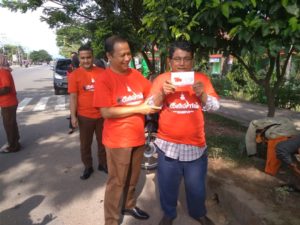 Bagikan Stiker, Jaksa Dharmasraya Peringati Hari Anti Korupsi