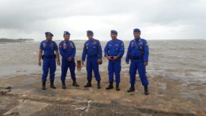 Hujan Tak Halangi Ditpolairud Menyisir Korban Tsunami di Tepi Pantai