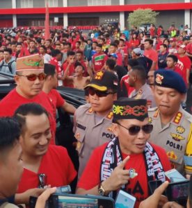 Kapolda Kalteng Bersama Ribuan Suporter Kalteng Putra Rayakan Kemenangan