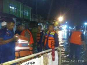 Ditpolairud Polda Banten, Bantu Evakuasi Korban Banjir di Labuan.