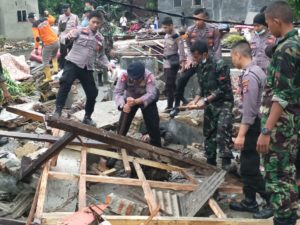 Polda Banten dan TNI Bersinergi Bantu Korban Banjir Desa Kalang Anyar