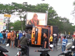 Hindari Pemeriksaan, Truk Terguling di Batusangkar Sumbar