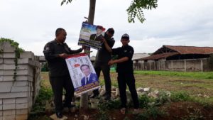 Panwas Kecamatan Sindang Jaya Tertibkan Alat Peraga Kampanye Yang Melanggar
