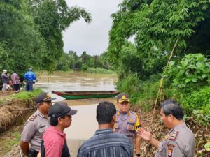 Perahu Eretan Terbalik, Satu Penumpang Hilang Terbawa Arus