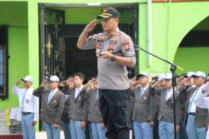 Kapolres Malang Kota Jadi Pembina Upacara di SMAN 3 Malang