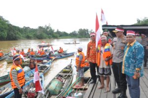 Polres Gumas Bagikan Jaket Pelampung Kepada Masyarakat