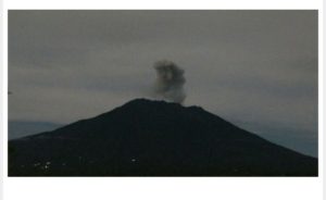 Gunung Agung Sabtu Dinihari Kembali Erupsi