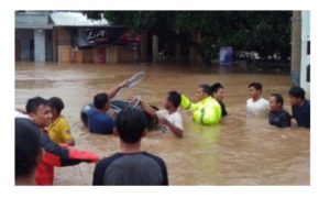 Kapolres Gowa Terjun Langsung di Lokasi Banjir Evakuasi Warga