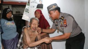 Haru, Seorang Lelaki Menangis Terima Zakat Personil Polda Banten