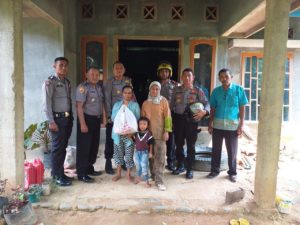 Kapolres Tanah Datar Bagi Sembako Untuk Warga Kurang Mampu di Jumat Sedekah