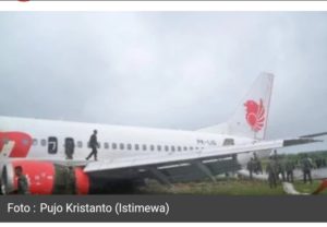 Badan Pesawat Lion Air Yang Tergelincir di Pontianak Dievakuasi