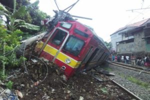 Kereta Commuter Line Jakarta-Bogor Anjlok Hingga Keluar Rel