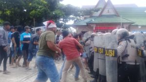 Massa Ngamuk di Kantor Bawaslu Pulpis