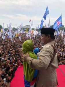 Dipeluk Prabowo Waktu Kampanye, Sang Nenek Ungkap Dibayar 500 Ribu