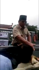Video Prabowo Pukul Tangan dan Usir Pria Berbaju Batik Viral di Medsos