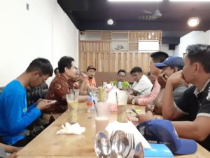 Dede Farhan Aulawi Ngassor dengan 16 Awak Media Kepri