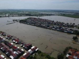 Indramayu Diterjang Banjir, 8.271 Rumah Terendam Banjir, Warga Mengungsi di Bahu Jalan