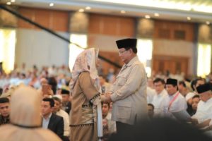 Saat Prabowo dan Neno Pegangan Tangan