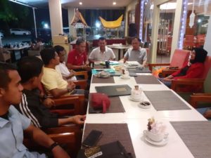 Jajaran Pelatih Sepakbola Sumbar Terima Surat Perjanjian Kerja Dari Manajemen Tim Pra PON