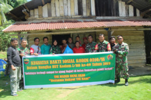 Gunakan Motor, Babinsa Bagikan Sembako di Dharmasraya