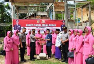 HUT Bhayangkara ke-73, Polres Aceh Timur Bedah Dua Rumah Warga Peudawa