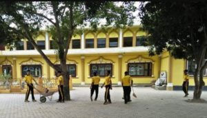 Peduli Tempat Ibadah, Kapolsek Darul Aman Pimpin Gotong Royong Bersihkan Mesjid