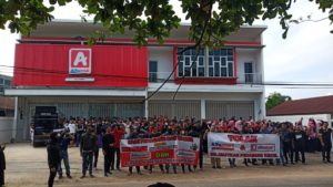 Ratusan Masa Dari FPBS Dan Masyarakat Demo Alfamidi