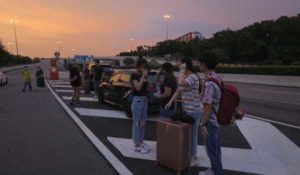 Bandara Hongkong Ditutup !