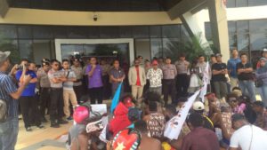 Massa Kembali Gelar Aksi Protes di Kantor Walikota Sorong