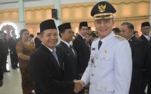 Bupati Gumas Sematkan Satyalencana Karya Ke 135 PNS Pemkab