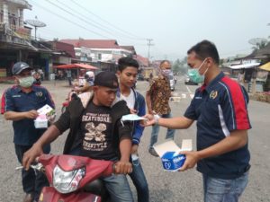 Kabut Asap Pekat, PWI Solsel Bagikan 5000 Masker