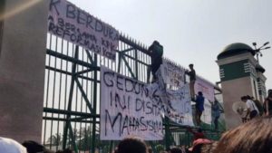 Ribuan Mahasiswa Demo di Kantor DPRD Malang
