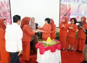 Astrie Ivo Sampaikan Tausiyah pada HUT Periska PTBA di Sawahlunto