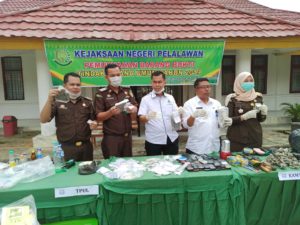 Kejari Pelalawan Gelar Pemusnahan Barang Bukti