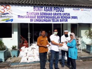 PT Bukit Asam UPO, Salurkan 100 Paket bagi Warga Kurang Mampu di Teluk Bayur