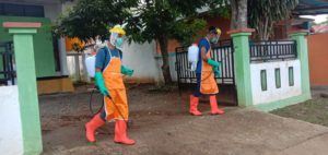 PMI Alor Gandeng TNI dan Polri Penyemprotan Disinfektan Sarana Umum