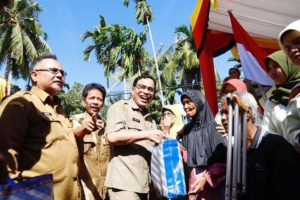 Pemko Solok Serahkan Paket Sembako bagi 100 Lansia
